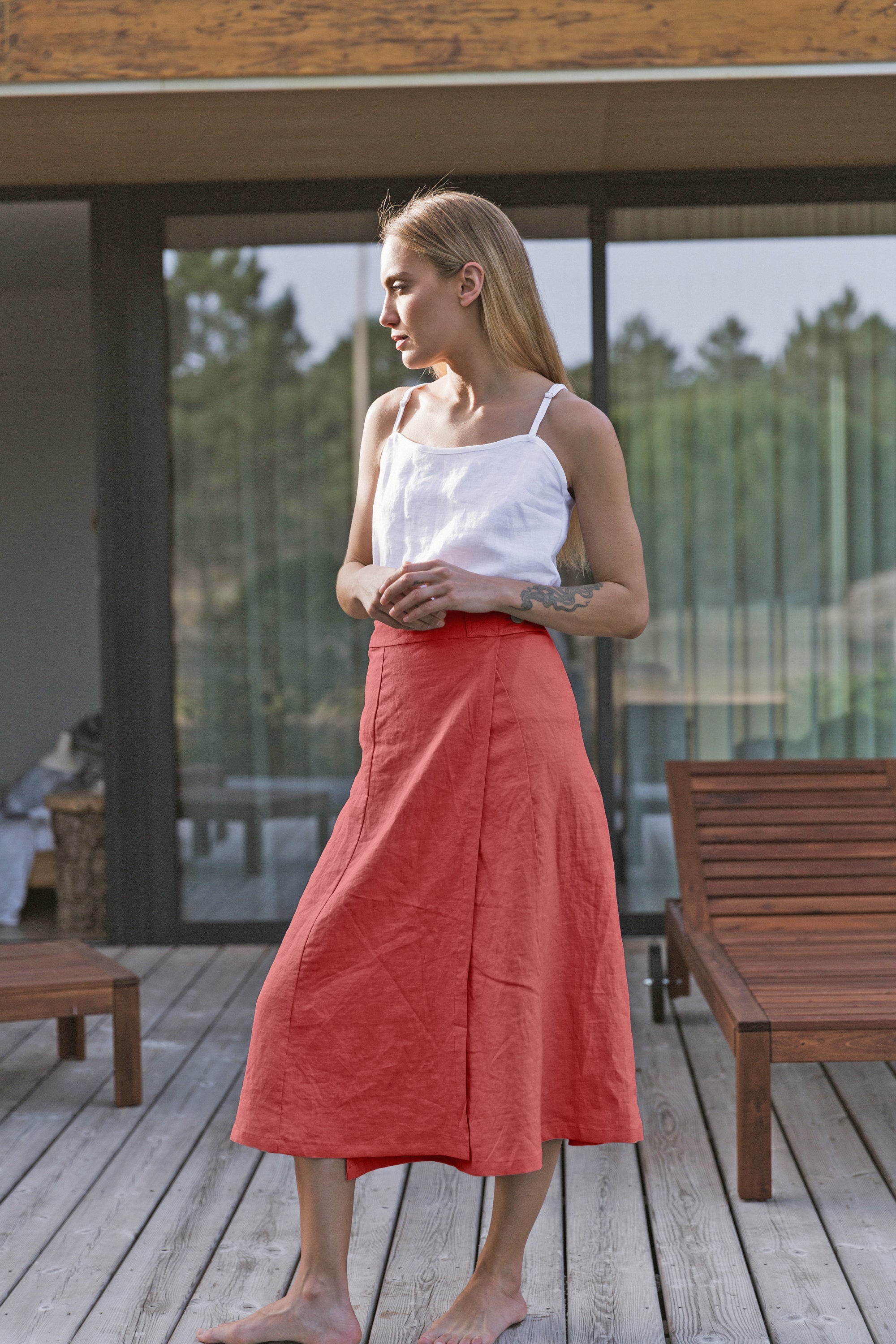 Étole en laine noire brodée : châle fleuri en pashmina - fait main Étole en laine noire brodée : châle fleuri en pashmina - fait main