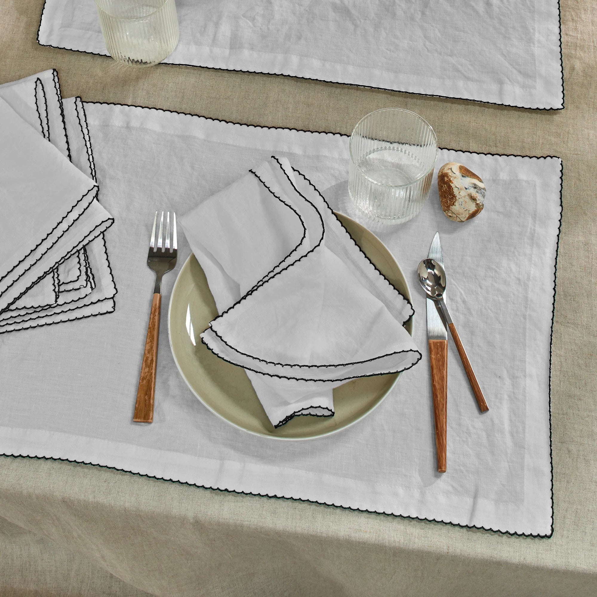 ROBOTIME Lot de 29 assiettes et plats en bois - Accessoires de cuisine - Cadeaux pour tout-petits garçons et filles