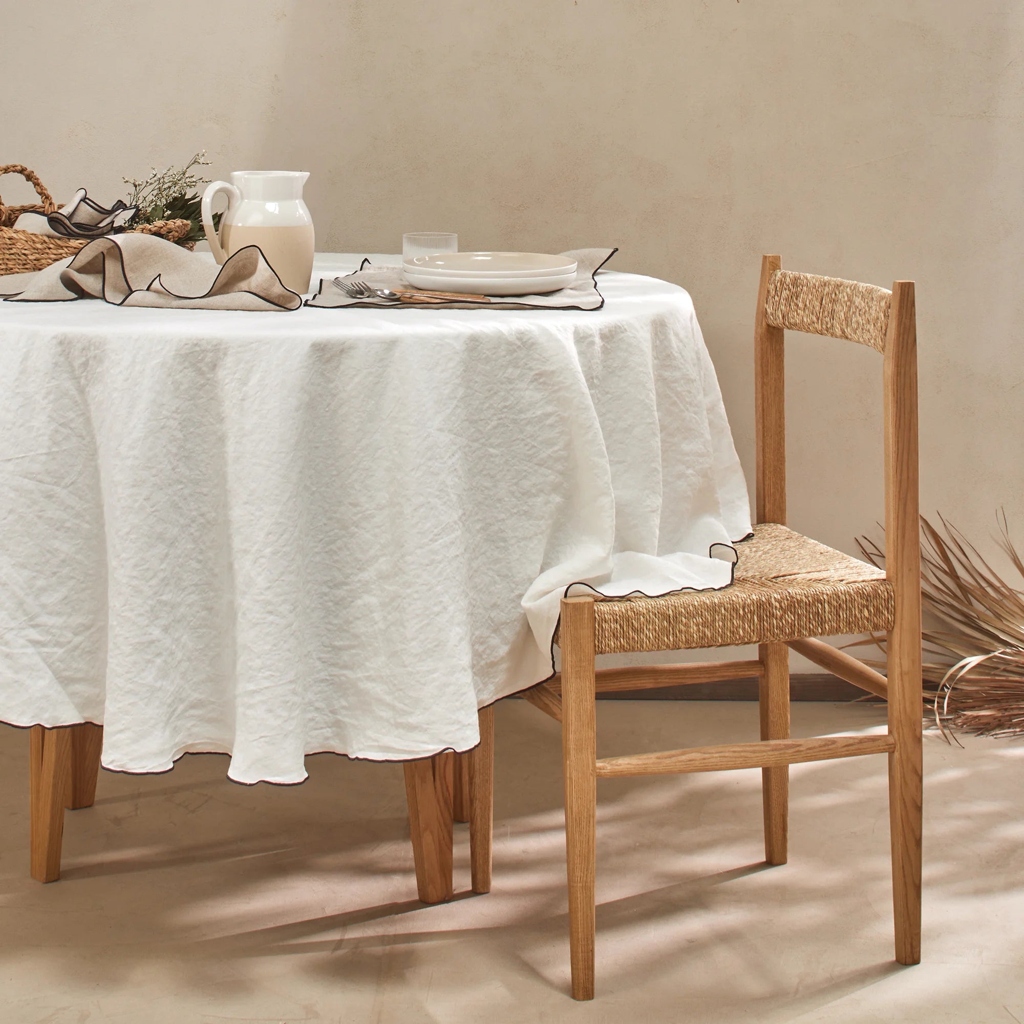 Nappe élégante brodée à la main en mélange de lin pour 12