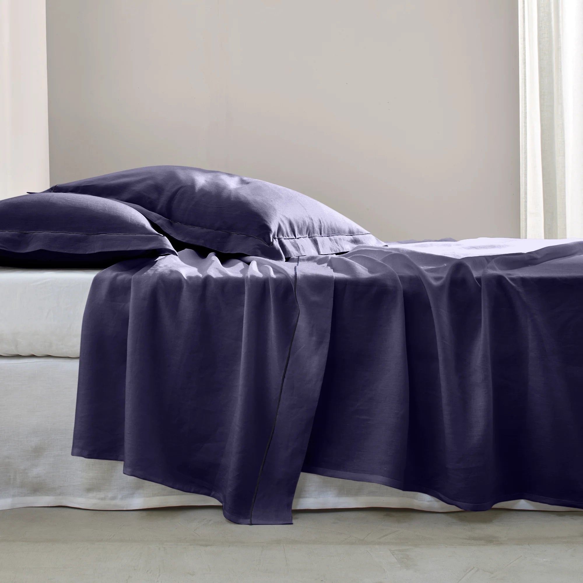 Drap Plat Reine Brodé Festonné Blanc Et Marine – Sky Satin Neuf
