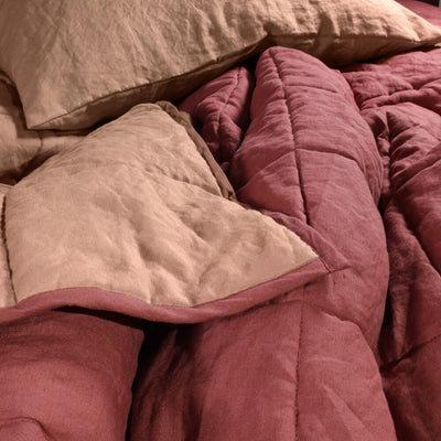 Focus sur le couvre-lit en lin matelassé avec remplissage laine