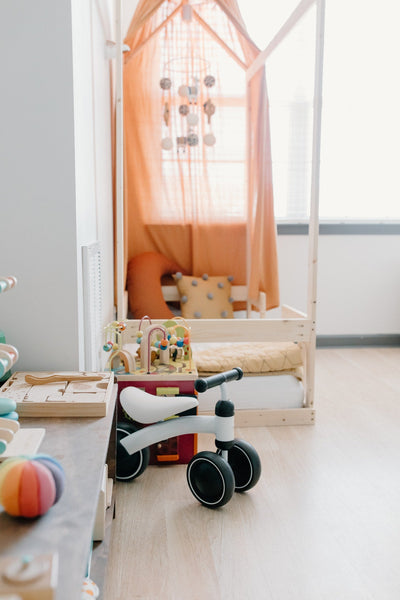 Idée décor DIY : créer un ciel de lit en lin
