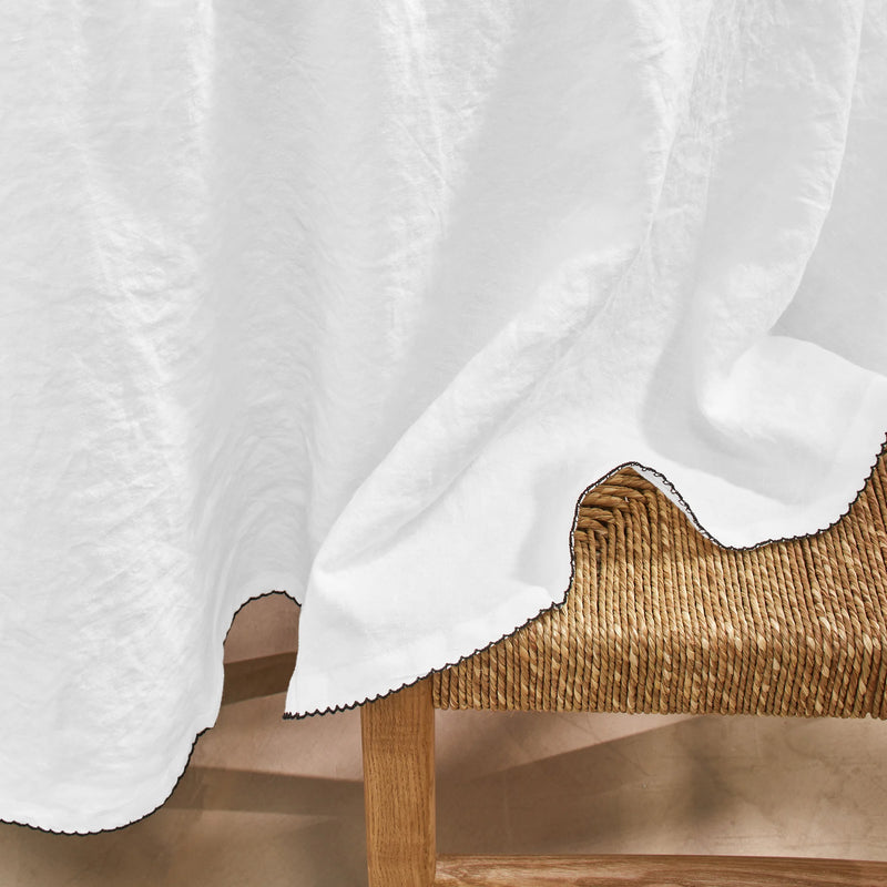 Nappe sur mesure ovale bord crochet en lin lavé blanc optique