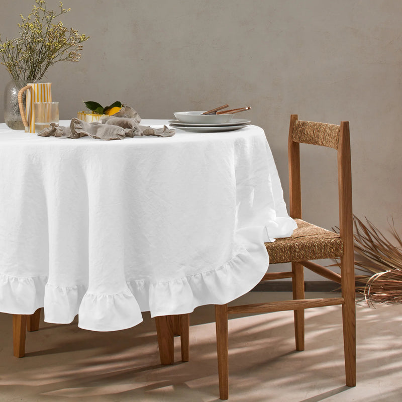 Nappe ronde sur mesure à volant en lin lavé blanc optique