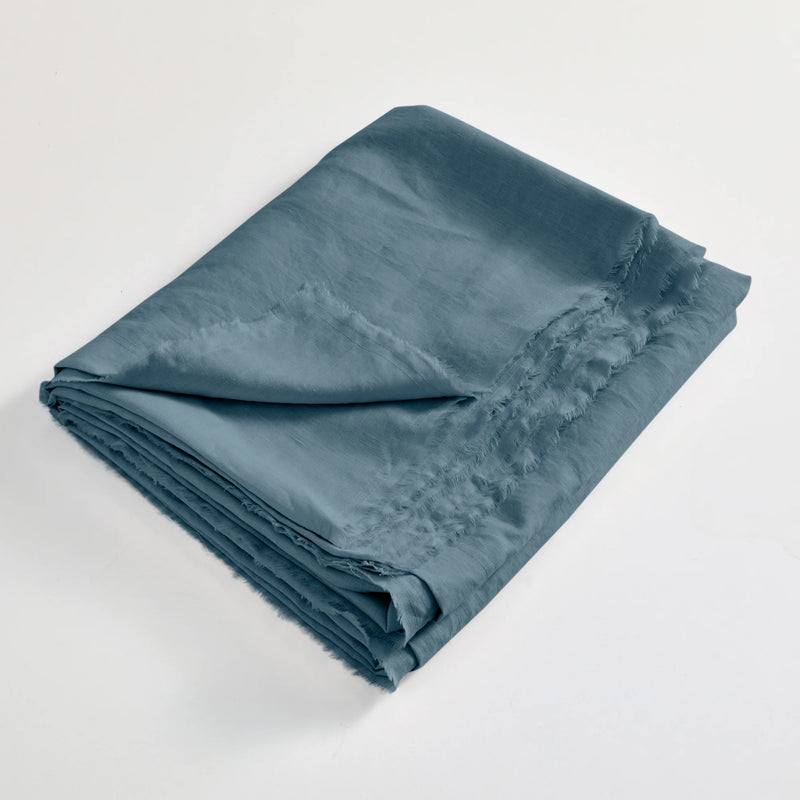 drap plat en lin lavé effrangé plié Bleu Français