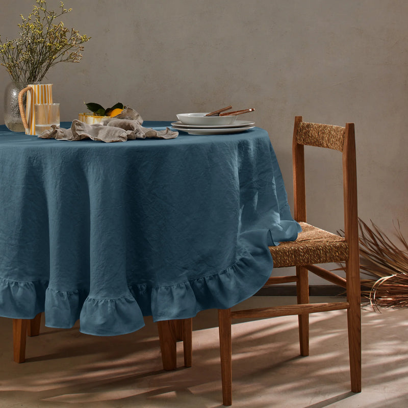 Nappe ronde sur mesure à volant en lin bleu français