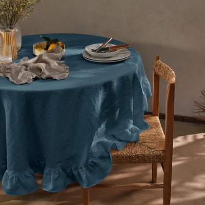 Nappe ronde sur mesure à volant en lin lavé bleu français