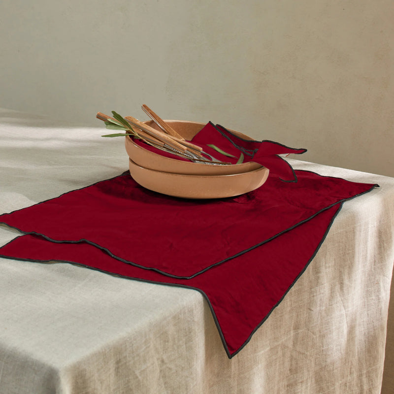 Set de table bordé en lin bordeaux