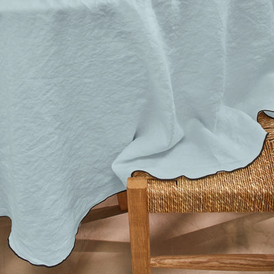Nappe ronde point "Bourdon" en lin bleu glacier