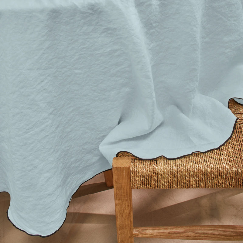 Nappe ronde point "Bourdon" en lin bleu glacier