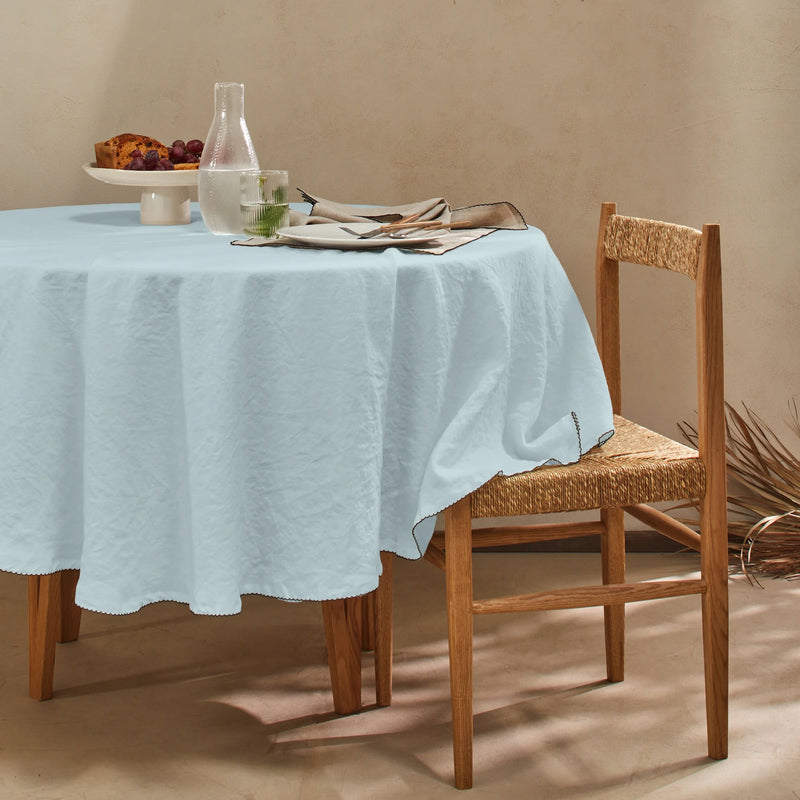 Nappe ovale sur mesure en lin lavé bord crochet bleu glacier