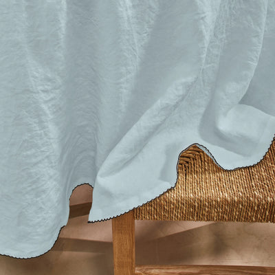 Nappe sur mesure ovale bord crochet en lin lavé bleu glacier
