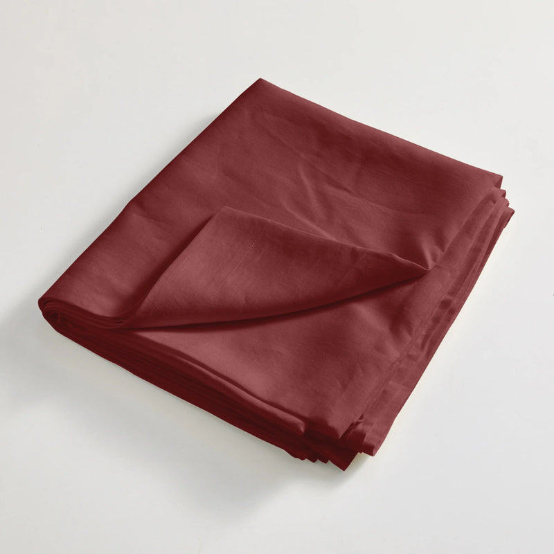 drap plat en lin lavé plié rouge brique