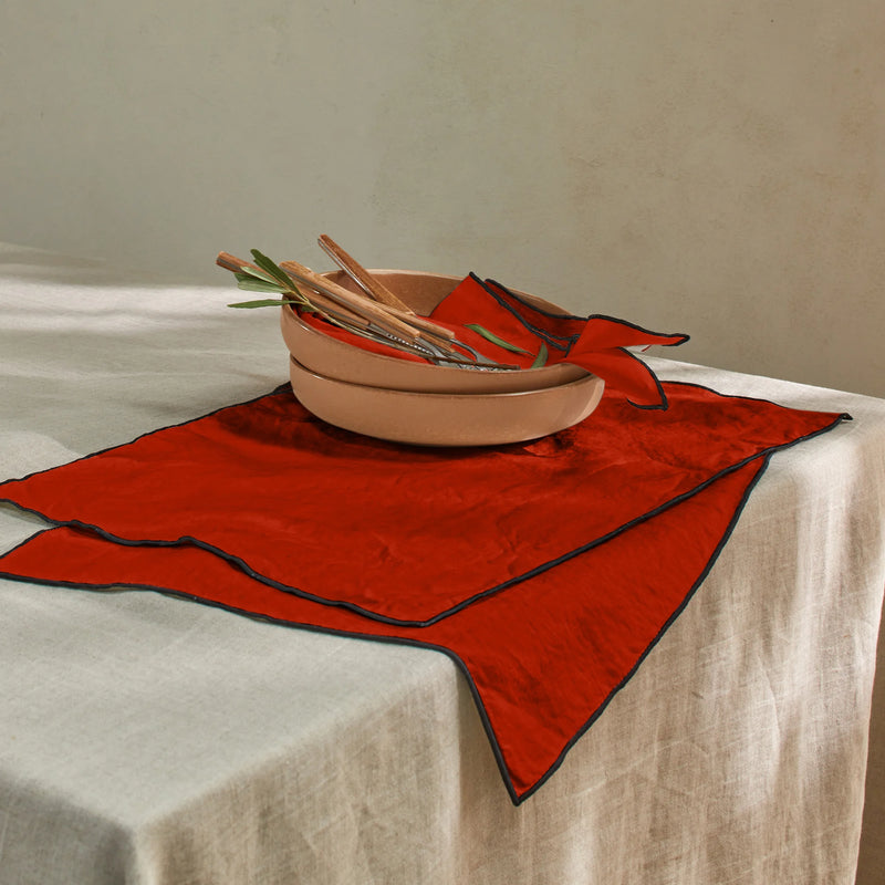 Set de table bordé en lin corail