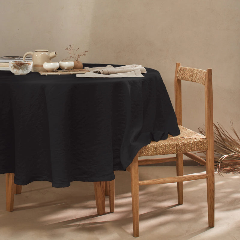 Nappe ovale sur mesure en lin lavé ajouré encre noire