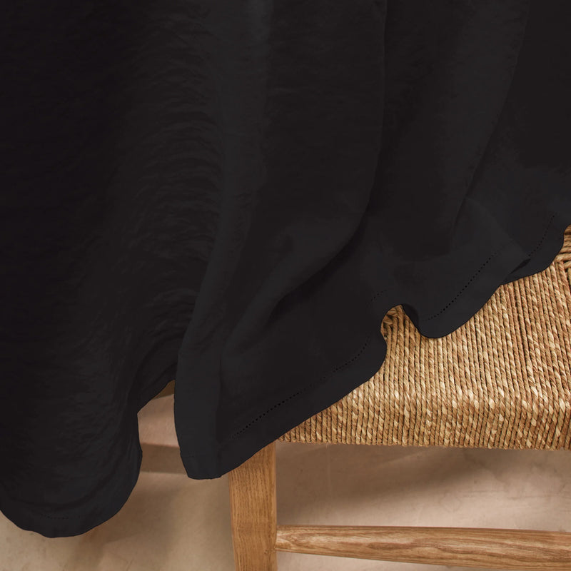 Nappe sur mesure ronde en lin ajouré encre noire