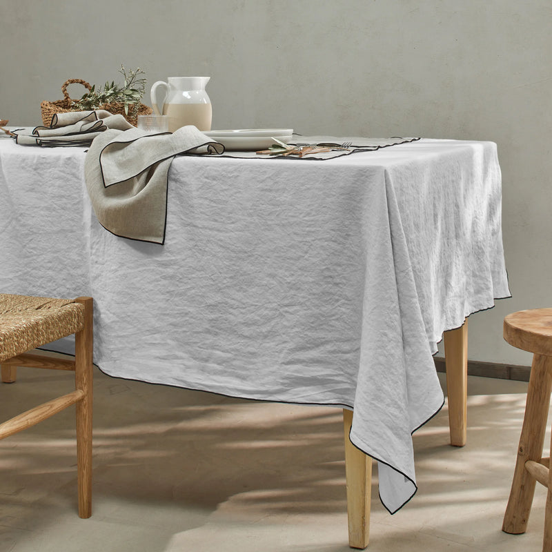 Nappe sur mesure en lin lavé avec bourdon gris minéral