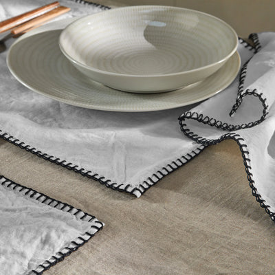 Sets de table bordé "Point de Cheval" en lin gris minéral