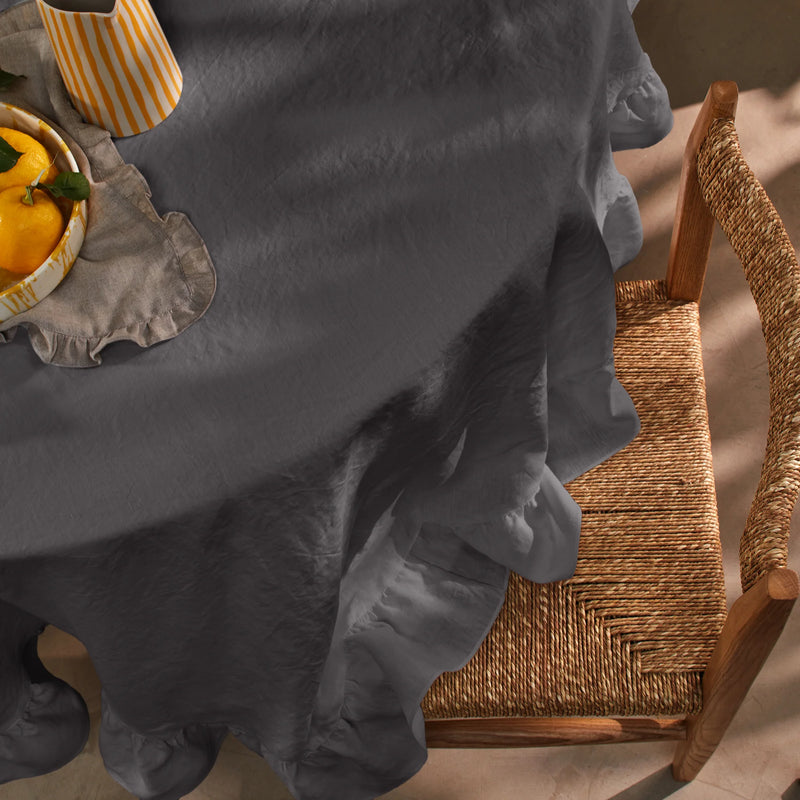 Nappe ovale en lin a volant gris plomb