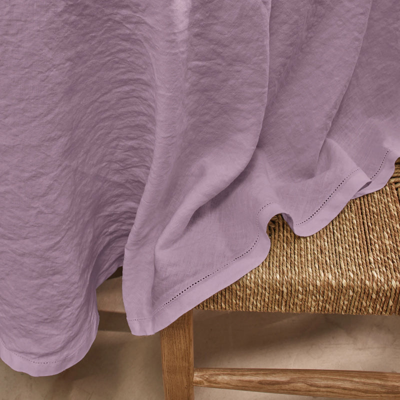 Nappe ovale en lin lavé ajouré sur mesure lilas