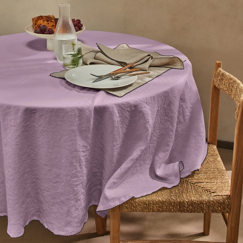 Nappe ovale sur mesure en lin lavé bord crochet lilas