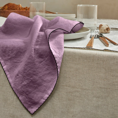 Serviette de table crochetée lilas en lin lavé 