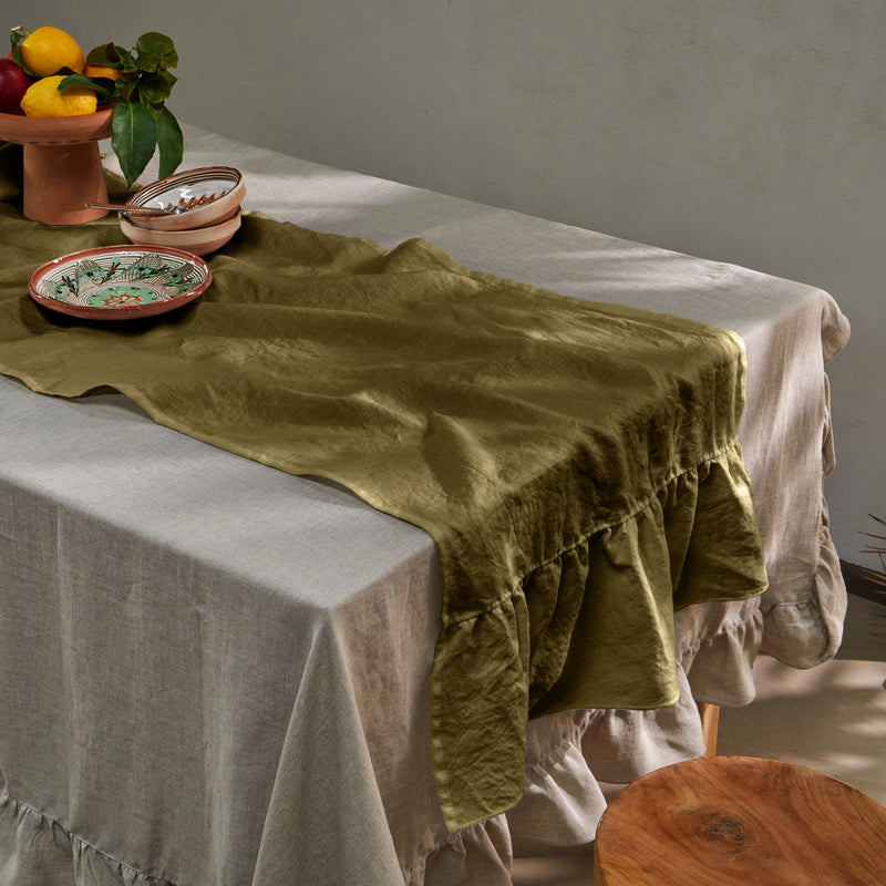 chemin de table lin à volants vert olive