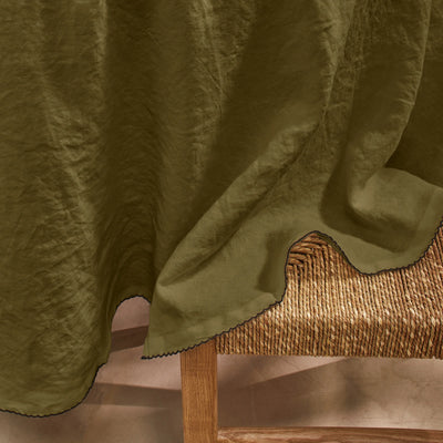 Nappe sur mesure ovale bord crochet en lin lavé vert olive