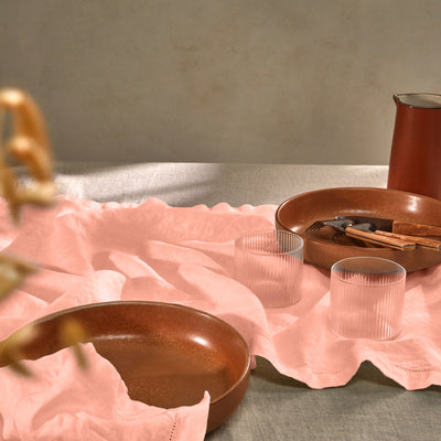 chemin de table en lin ajouré rose