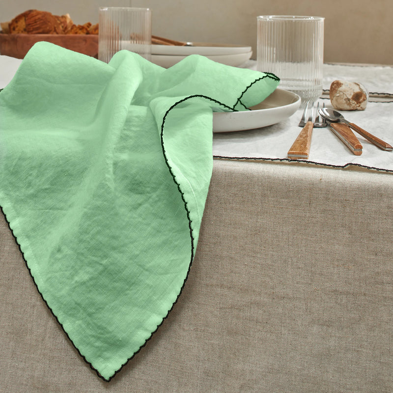 Serviette de table crochetée vert menthe en lin lavé 