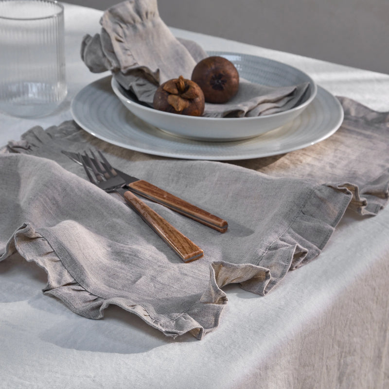 Sets de table à volants en lin naturel