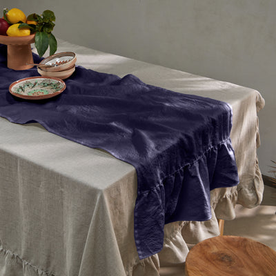 chemin de table lin lavé à volants bleu nuit