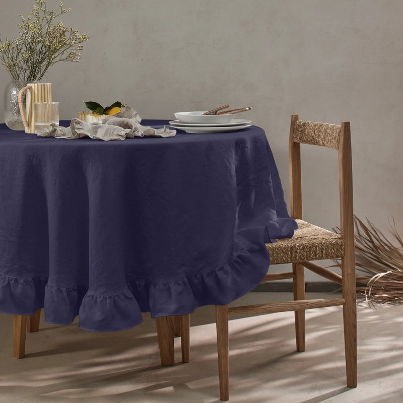 Nappe ronde sur mesure à volant en lin bleu nuit