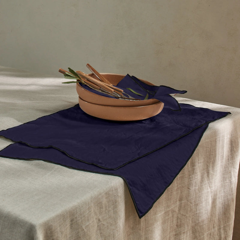 Set de table bordé en lin bleu nuit